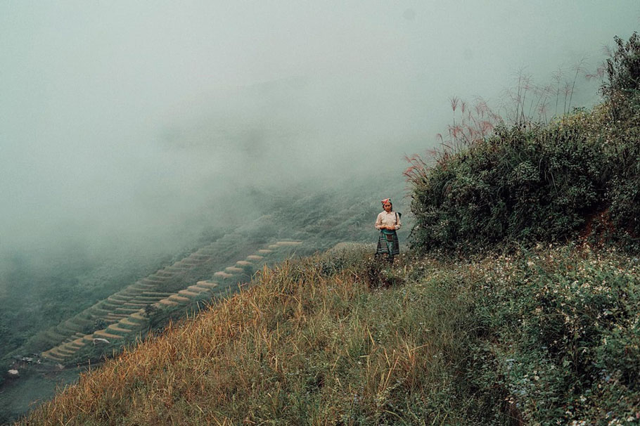 Những người phụ nữ H'Mông đang đi rẫy để bẻ măng, hái rau rừng tại Bản Cu Vai  