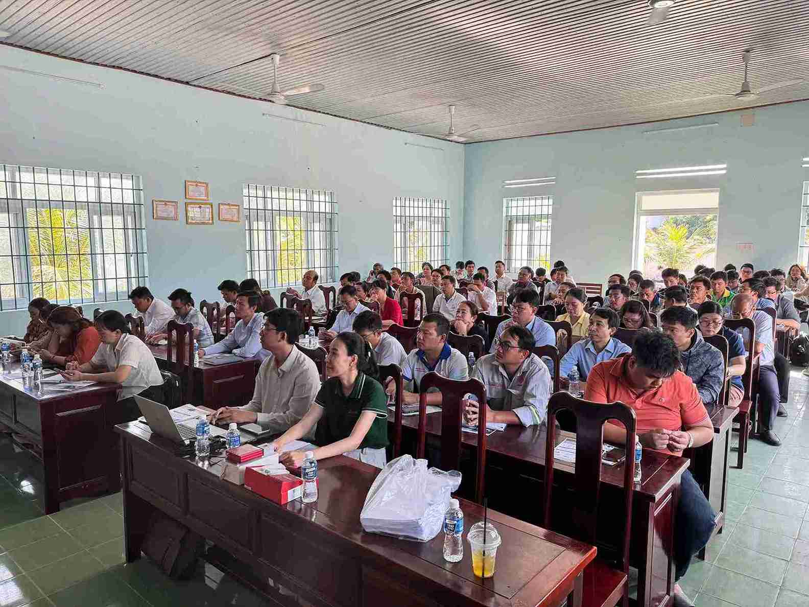 Các cơ quan và doanh nghiệp tham dự Hội nghị triển khai, hướng dẫn sử dụng phần mềm khai báo dữ liệu và lắp đặt các thiết bị phục vụ công tác quản lý. Ảnh: Hữu Long