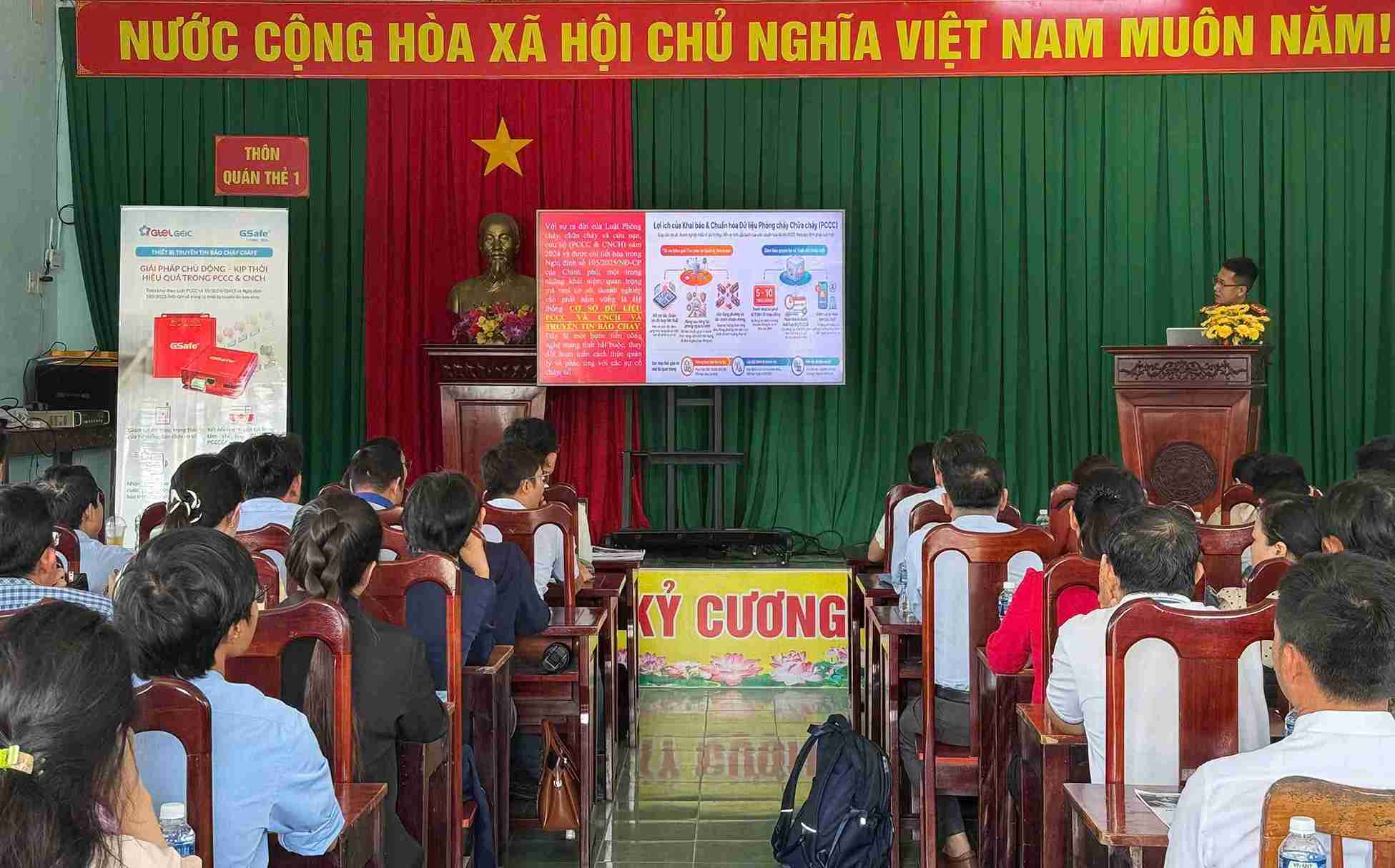 The locality has organized the deployment and guidance on the use of data declaration software and installed equipment to serve fire prevention and fighting management. Photo: Huu Long