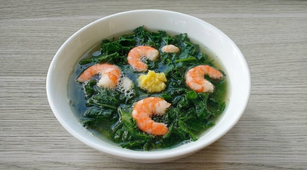 Delicious and simple fresh shrimp and ginger Malabar spinach soup on summer days. Photo: Tuan Dat