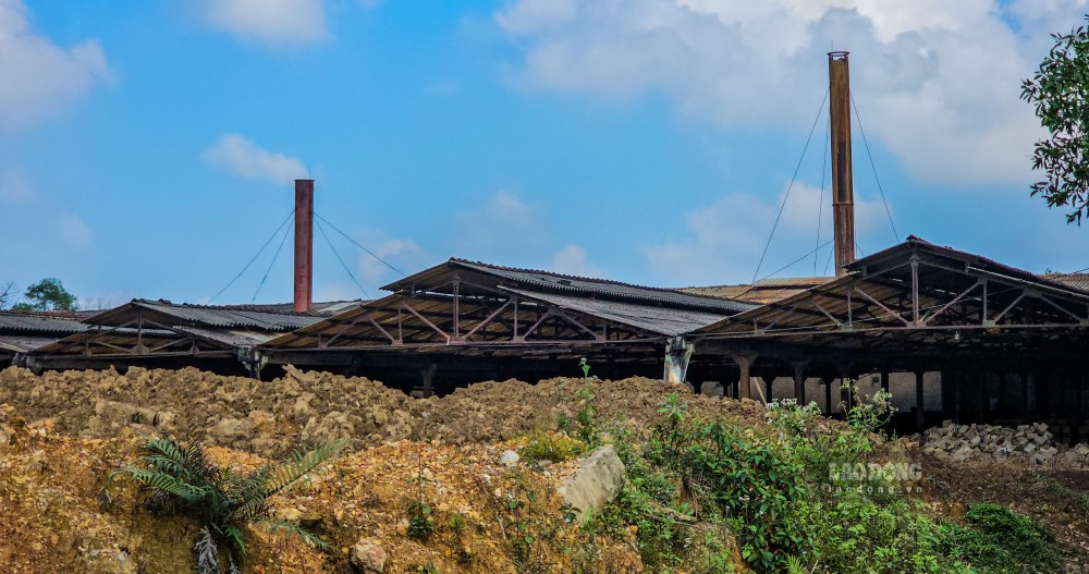 Nhà máy gạch hoạt động trái phép nhiều năm, gây ô nhiễm môi trường đang phải tháo dỡ sau khi Báo Lao Động phản ánh. Ảnh: Phóng viên