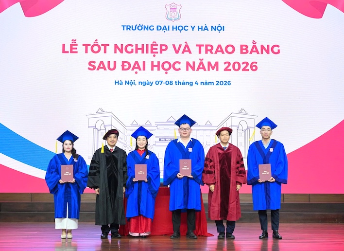 Các tân Tiến sĩ, Thạc sĩ y khoa, Bác sĩ nội trú nhận tấm bằng danh giá từ trường Đại học Y Hà Nội. Ảnh: HMU