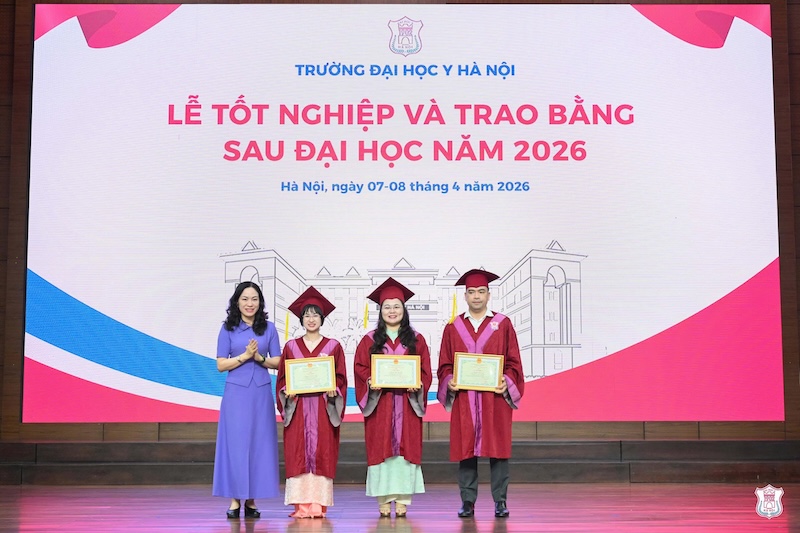 Chủ tịch Hội đồng Trường Đại học Y Hà Nội trao giấy khen cho các học viên xuất sắc. Ảnh: HMU