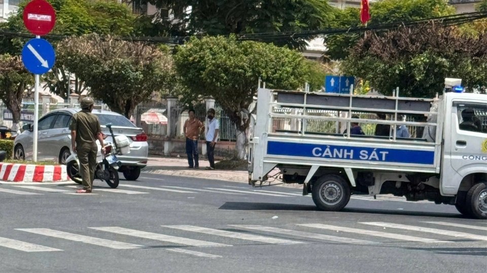 Trưa 7.4, lực lượng công an Vĩnh Long tiến hành dựng lại hiện trường vụ chặn xe ô tô, đập vỡ kính chắn gió để phục vụ điều tra. Ảnh: Hoàng Lộc