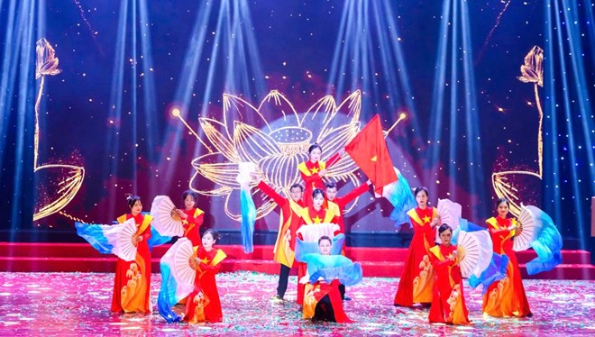 Da Nang Trade Union organizes the art program "Da Nang Colors" in Workers' Month 2026 (photo is a performance at the 10th Arts Festival with the theme "Welcoming the New Spring" of the grassroots Trade Union of Murata Manufacturing Vietnam Co., Ltd.). Photo: Da Nang Trade Union