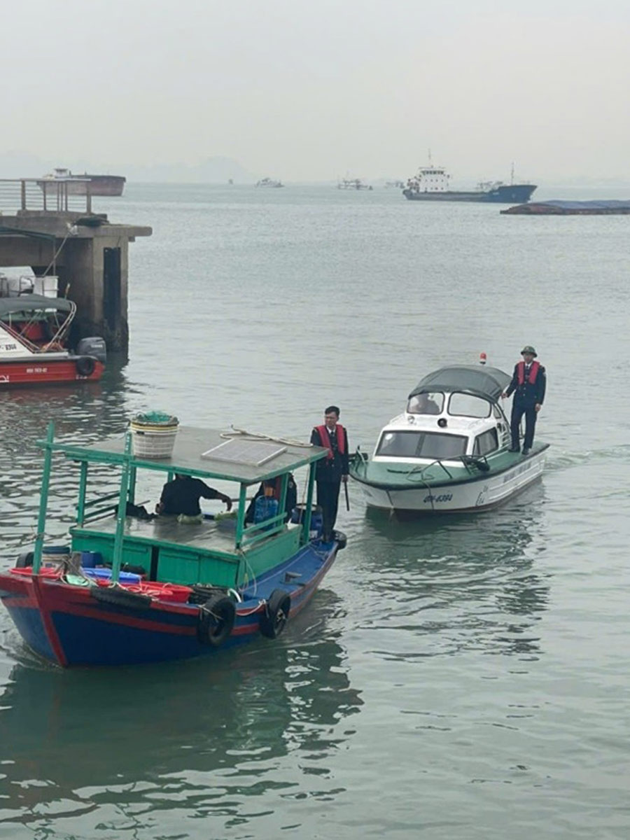 Trung tâm Giám sát, an toàn và Cứu nạn, cứu hộ (thuộc Ban Quản lý Di sản thế giới vịnh Hạ Long - Yên Tử) phối hợp đưa tàu vỏ gỗ bám buộc tàu du lịch, chèo kéo khách mua hải sản trên vịnh Hạ Long về bến. Ảnh: Hoàng Hương
