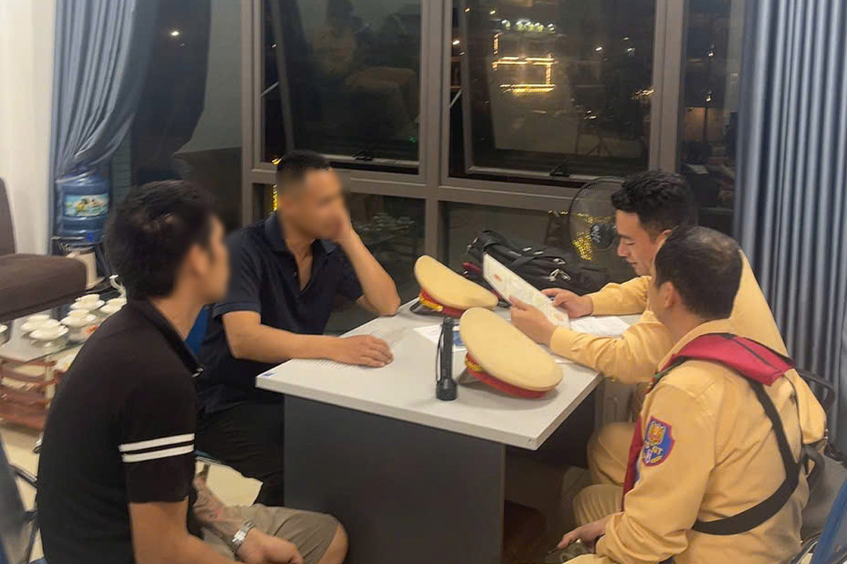 Lực lượng chức năng làm việc với người điều khiển phương tiện chở 9 người câu mực trái phép trên vịnh Hạ Long. Ảnh: Hoàng Hương