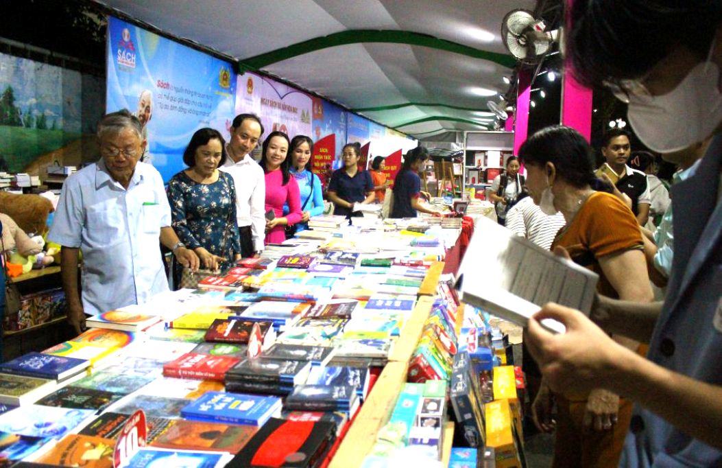 Đại biểu tham quan các gian hàng sách tại lễ khai mạc Ngày Sách và Văn hóa đọc. Ảnh: Thanh Mai