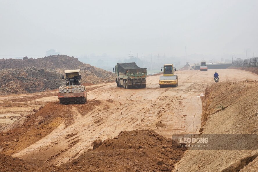 Site clearance for projects greatly affects the progress of disbursement of public investment capital. Photo: To Cong