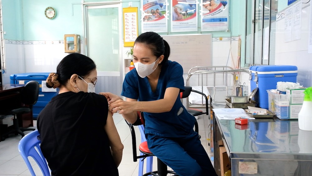 복잡한 뎅기열, 많은 사람들이 여전히 백신 접종을 제한합니다