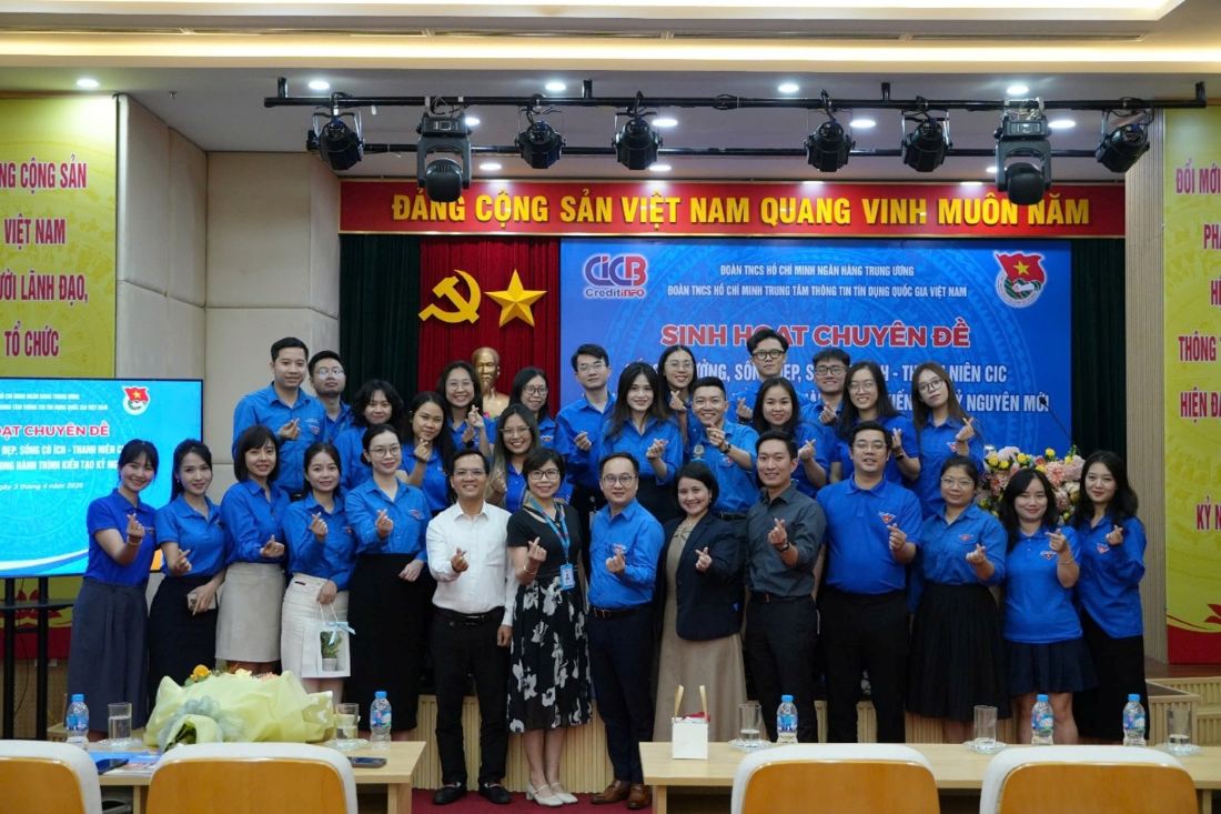 Các đoàn viên thanh niên CIC chụp ảnh lưu niệm cùng diễn giả và các khách mời