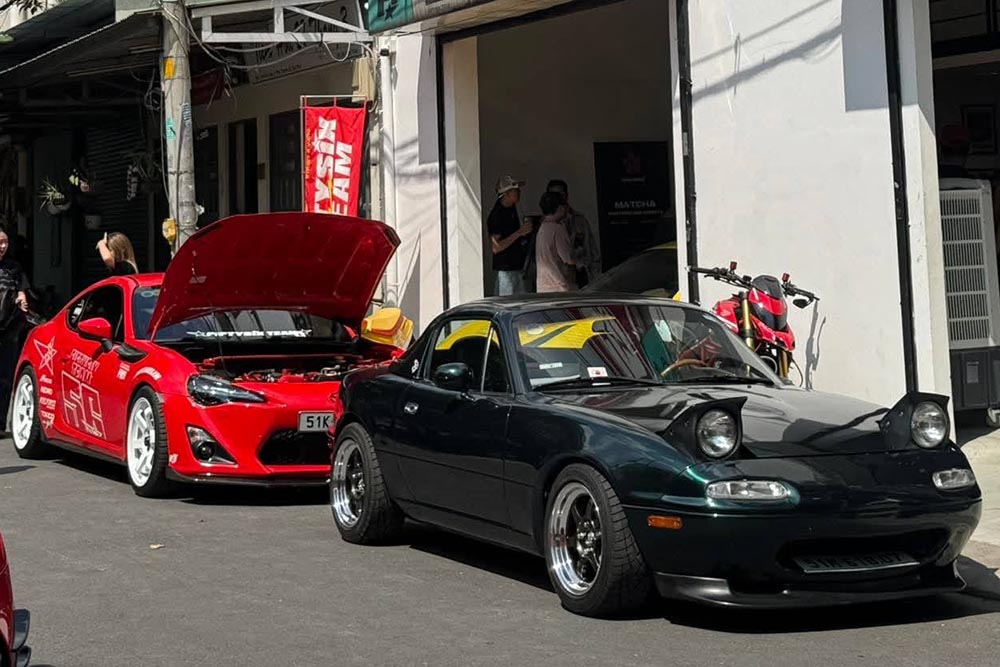 The pair Toyota 86 and Mazda MX-5 Miata attract attention at the car enthusiast meeting. Photo: Cong Nghia