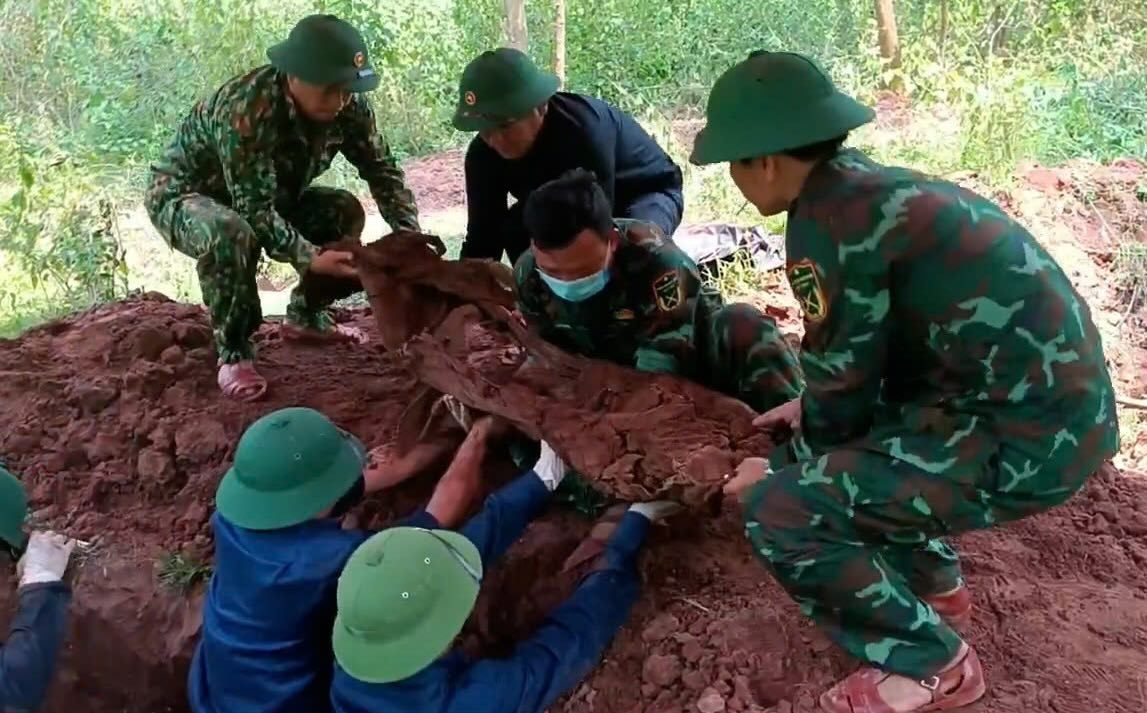 Discovery of 2 sets of remains of martyrs buried by comrades during wartime. Photo: Quang Tri Military Command