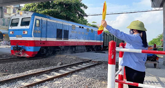 푸토는 도로를 교차하는 철도 근무자에게 약 150만 동의 지원금을 지급할 것을 제안했습니다. 사진: 철도 총공사