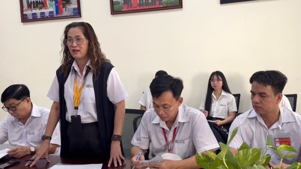 Ms. Lam Thi Ngoc Ha - Chairwoman of the Trade Union of Ty Bach Co., Ltd. reported at the working session with the inspection team. Photo: Hoang Loc