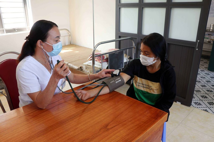 Officials of Tu Thinh Commune Health Station (Tuyen Quang) examine patients. Photo: Quang Cuong/VNA