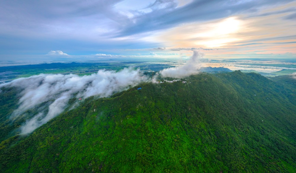 Khung cảnh hùng vĩ của Núi Cấm. Ảnh: Phương Vũ