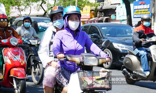 Người dân và du khách cần chủ động có những biện pháp phù hợp phòng tránh tình trạng nắng nóng gay gắt. Ảnh: Tô Thế