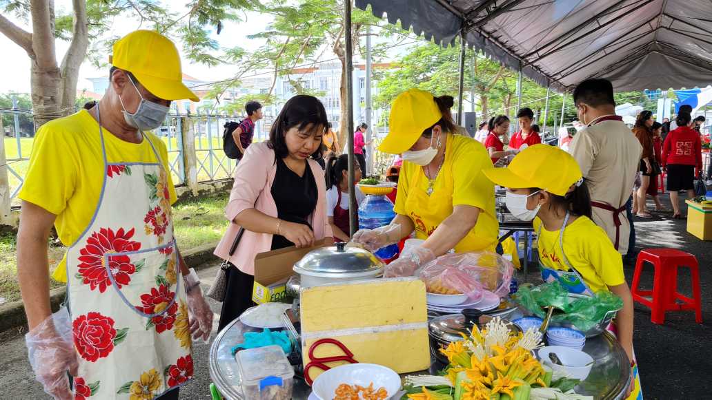 Một gia đình cùng nhau thực hiện phần thi nấu cơm. Ảnh: Nhật Hồ.
