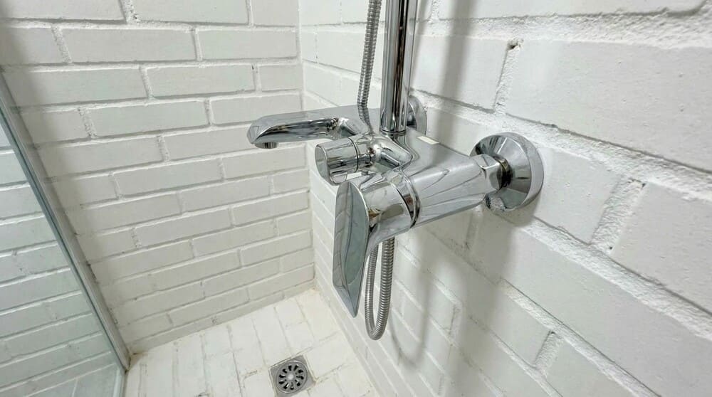 Quelques astuces de nettoyage pour garder les robinets de douche brillants et comme neufs. Photo: Tuấn Đạt