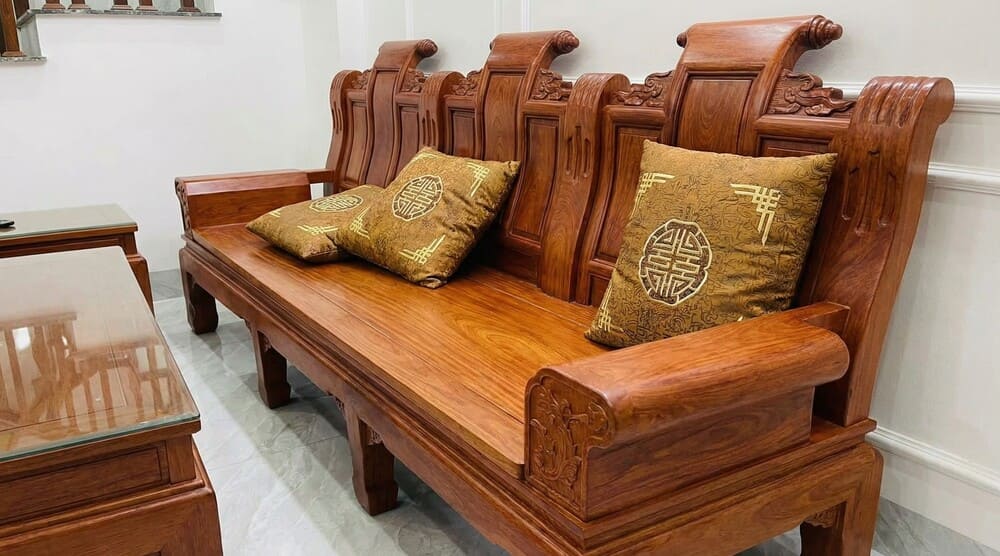 Applying a simple tip will help the wooden furniture set in the house look like new and always shiny. Photo: Thanh Du