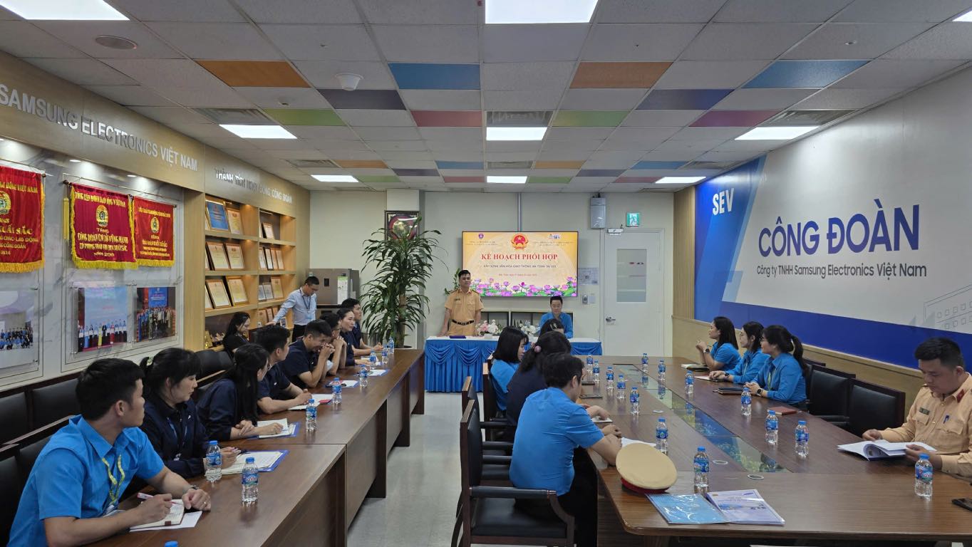 Overview of the launching ceremony of the "Traffic Safety Enterprise" model. Photo: Quyet Chien