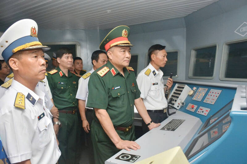 Senior Lieutenant General Nguyen Van Hien - Member of the Party Central Committee, Deputy Minister of National Defense, Standing Deputy Head of Steering Committee 1128 of the Ministry of National Defense chaired the inspection of the application and development of science, technology, innovation, and digital transformation in education and training at the Naval Academy. Photo: Huy Tu