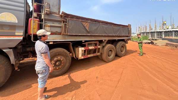 Lực lượng chức năng tỉnh Gia Lai tổ chức đo, kiểm tra tải trọng xe ben, xe tải. Ảnh: Công an