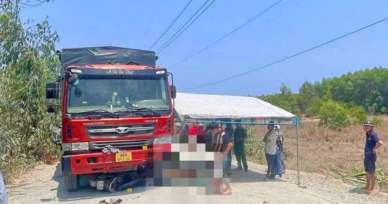 TP.HCM: Xe máy bị xe ben tông, một người tử vong