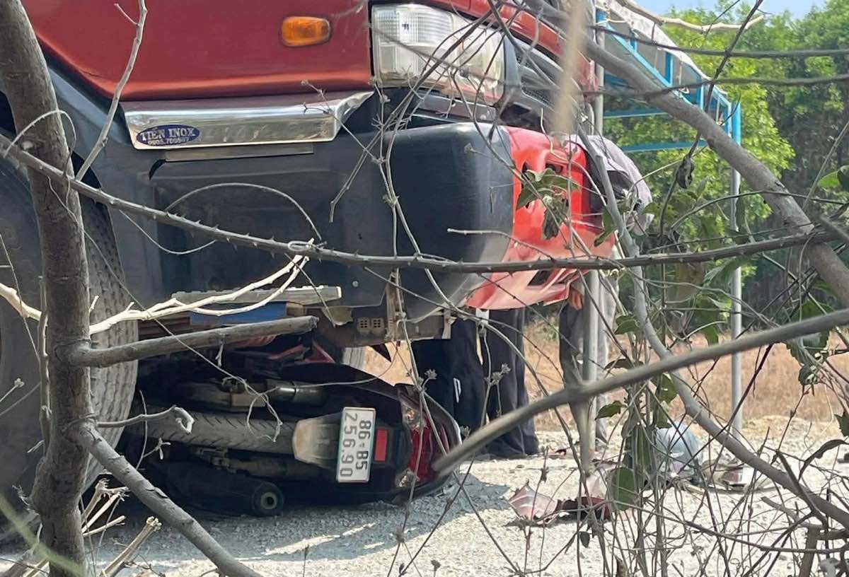 Xe máy nằm dưới gầm xe ben sau cú tông. Ảnh: Phạm Duy