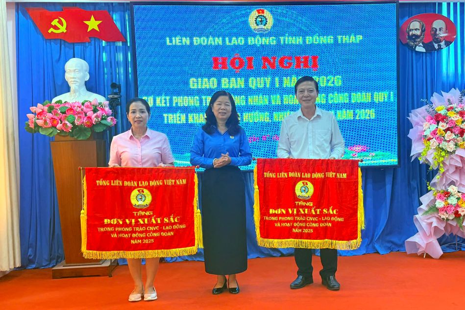 Chủ tịch LĐLĐ tỉnh Đồng Tháp Huỳnh Thị Tuyết Vui, trao Cờ thi đua Tổng LĐLĐ Việt Nam tại Hội trường LĐLĐ tỉnh, phường Mỹ Tho. Ảnh: Minh Nguyên