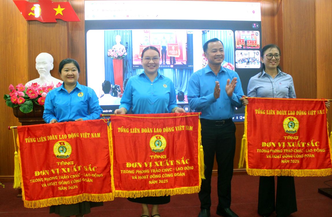 Phó Chủ tịch LĐLĐ tỉnh Đồng Tháp Nguyễn Thanh Tuấn trao Cờ thi đua Tổng LĐLĐ Việt Nam tại điểm cầu phường Cao Lãnh. Ảnh: Thanh Mai