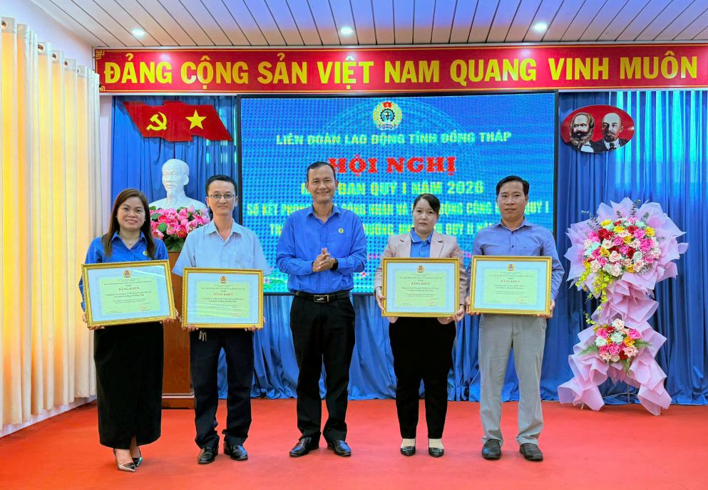 Phó Chủ tịch LĐLĐ tỉnh Đồng Tháp Hoàng Khắc Tinh trao Bằng khen Tổng LĐLĐ Việt Nam cho đại diện CĐCS có thành tích xuất sắc năm 2025. Ảnh: Thanh Mai