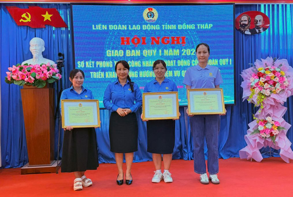 Phó Chủ tịch LĐLĐ tỉnh Đồng Tháp Ngô Thị Thùy Trang trao Bằng khen Tổng LĐLĐ Việt Nam cho đại diện CĐCS có thành tích xuất sắc năm 2025. Ảnh: Thanh Mai