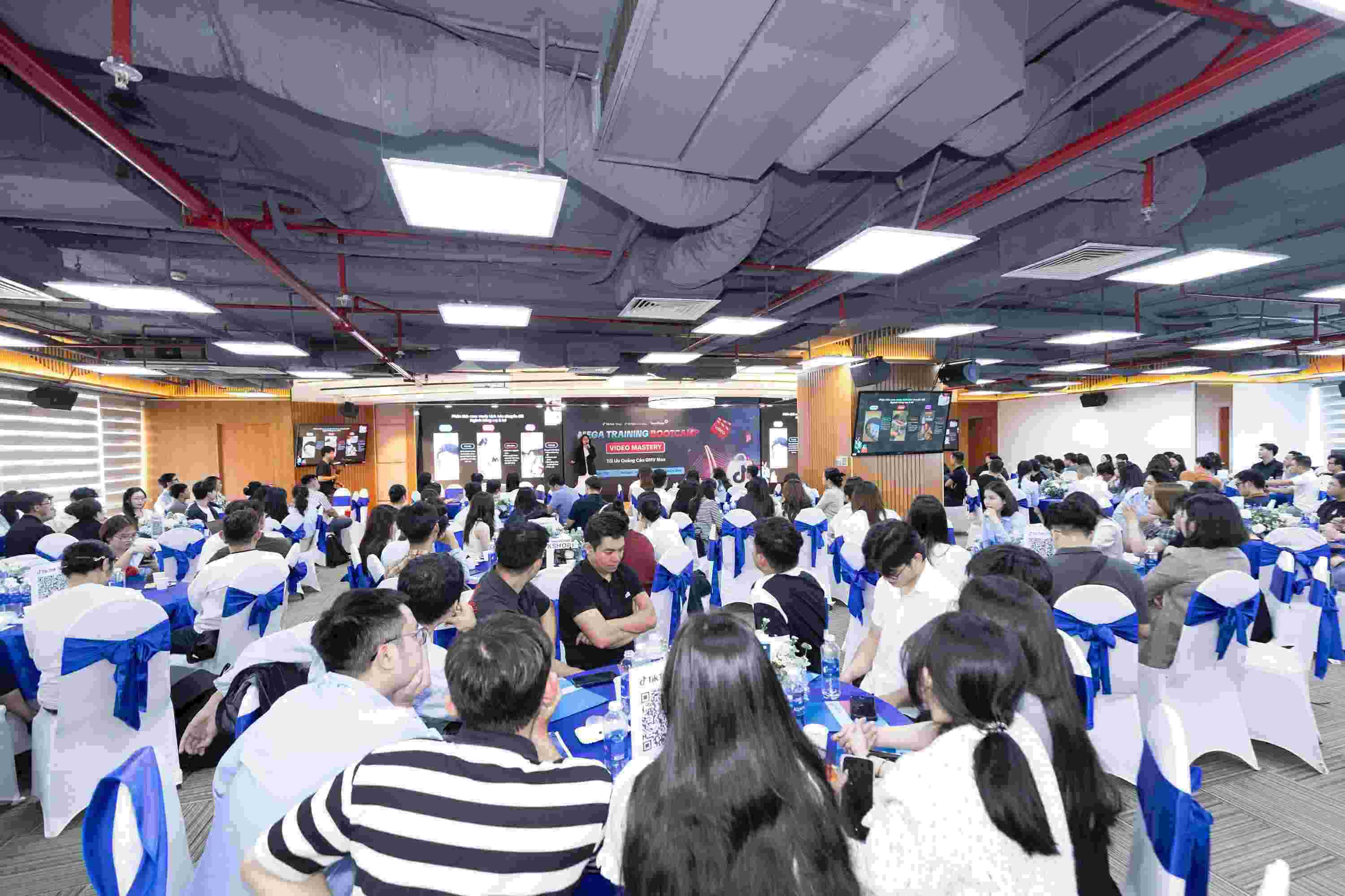 Toàn cảnh sự kiện. 