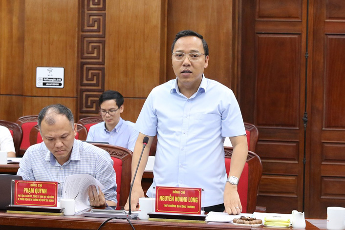 Thứ trưởng Bộ Công Thương Nguyễn Hoàng Long phát biểu tại buổi làm việc với tỉnh Điện Biên.