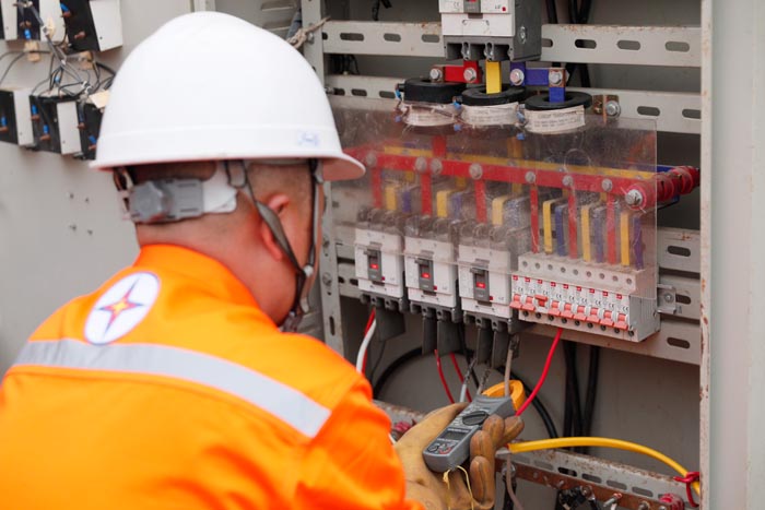 Workers of Dien Bien Power Company operate the power grid. Photo: Quang Dat
