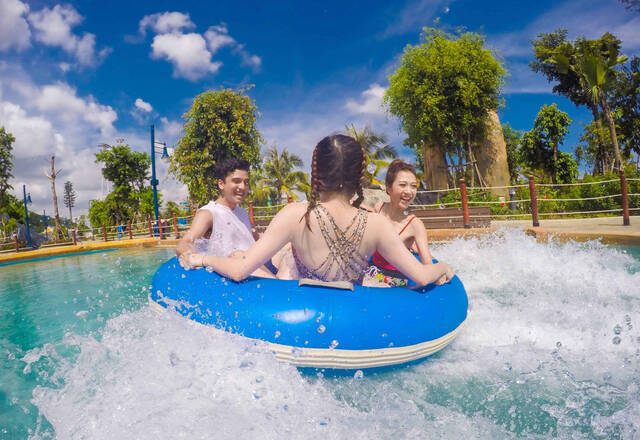 Công viên nước với các trò thú vị thu hút nhiều các bạn trẻ. Ảnh: Thanh Sơn
