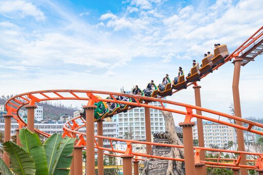 Những trò chơi sôi động tại Công viên Rồng Hạ Long mang đến trải nghiệm đầy phấn khích. Ảnh: Thanh Sơn