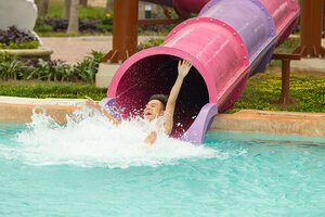 Gliding through cool water pipes, enjoying refreshing moments on summer days. Photo: Thanh Son