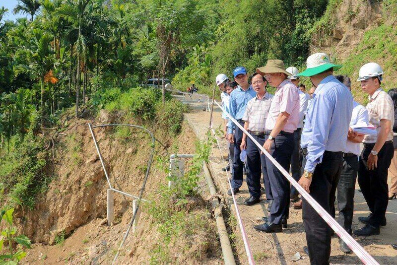 El Sr. Nguyen Cong Hoang - Vicepresidente del Comité Popular Provincial de Quang Ngai (segundo desde la derecha) junto con los líderes de los departamentos y ramas inspeccionan la realidad de las obras. Foto: Ngoc Duc
