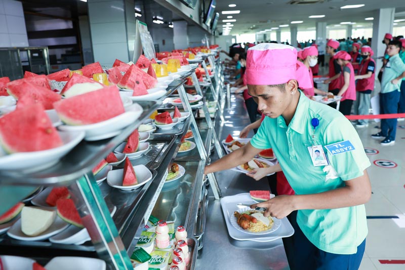 Union members and workers are well cared for by grassroots trade unions in coordination with professional leaders, including lunch meals. Photo: Hai Nguyen