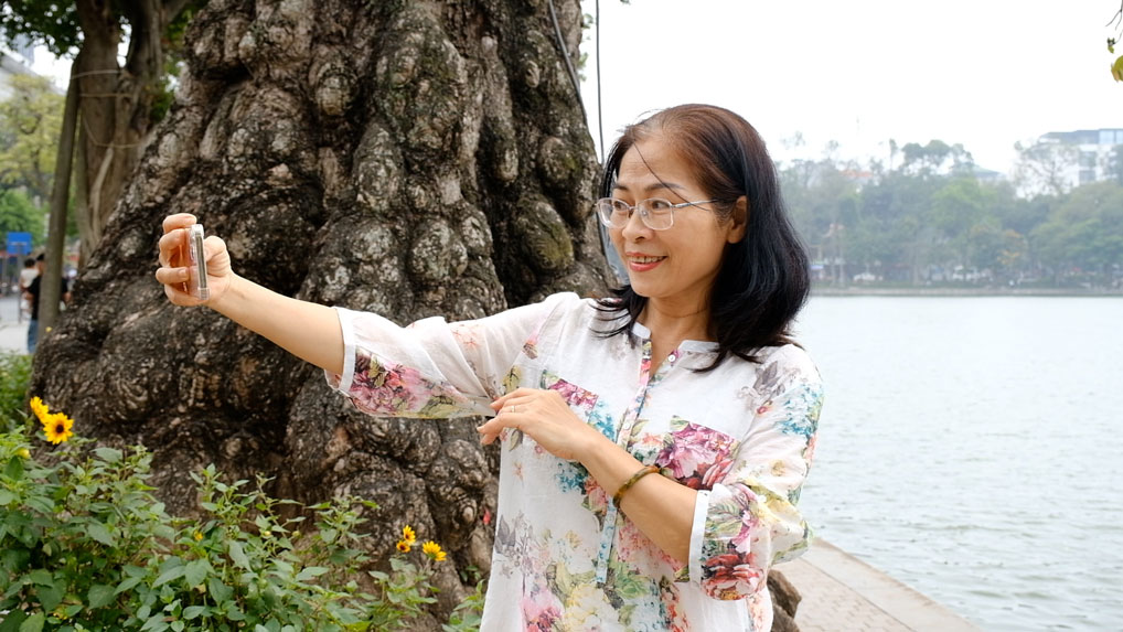 Việc ra ngoài giao lưu giúp bà Yến cởi mở và thấu hiểu, cảm thông hơn cho các con. Ảnh: Mỹ Ly