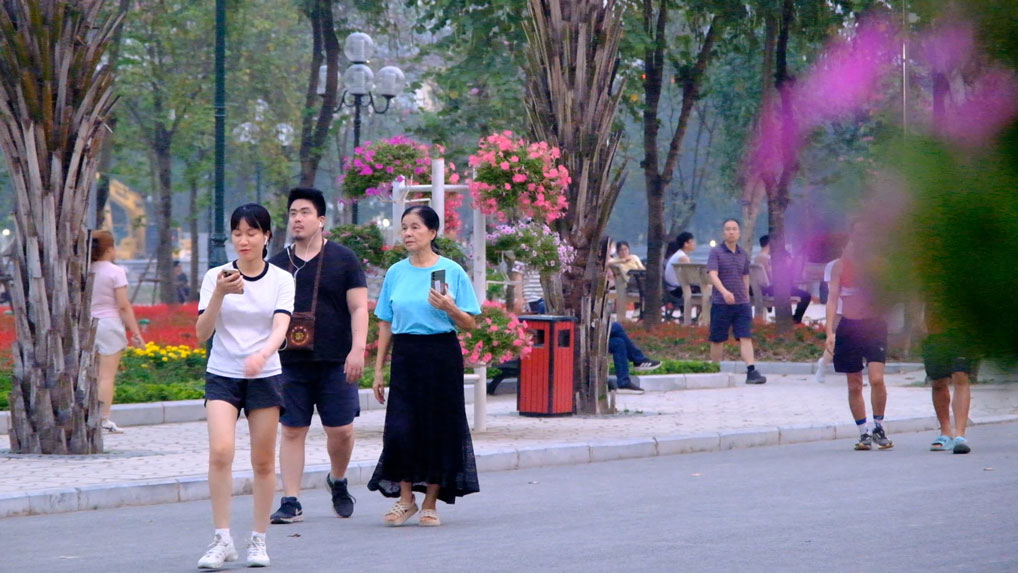 Los habitantes de la capital van al parque a refrescarse ante el clima caluroso de principios de verano.