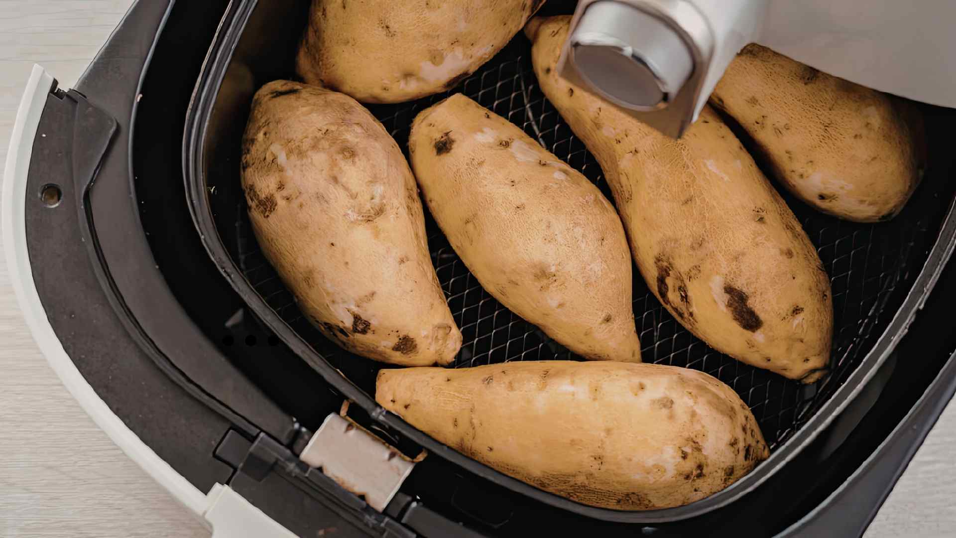 Sweet potatoes should not be peeled to retain moisture when grilled in an oil-free frying pot. Graphic photo: Huong Son