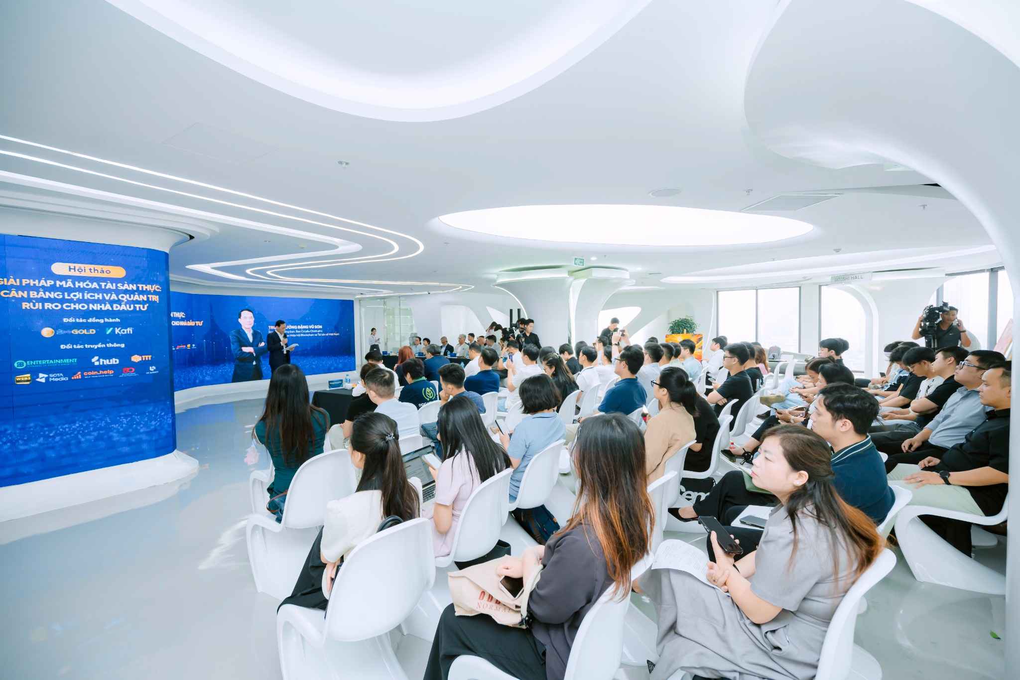 Hội thảo “Giải pháp mã hóa tài sản thực (RWA): Cân bằng lợi ích và quản trị rủi ro cho nhà đầu tư”. Ảnh: VBA