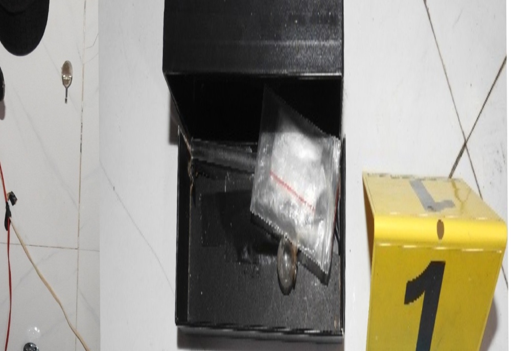 Công an khám xét nơi ở đối tượng bị truy nã Nguyễn Hữu Toàn và phát hiện 4 bịch nghi ma túy. Ảnh: CACC