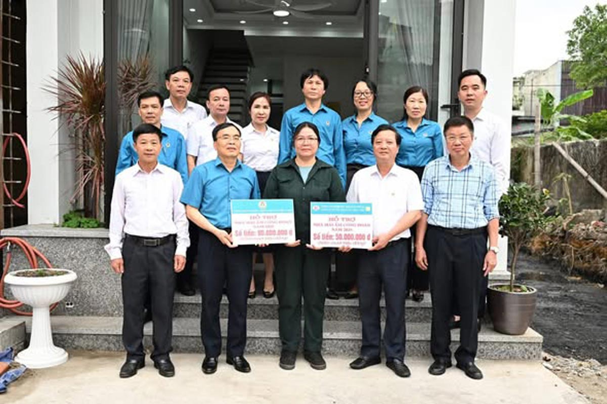 Los líderes de la empresa entregan fondos para apoyar la construcción de una casa para la familia de la Sra. Thao. Foto: Cua Ong Coal Selection Company