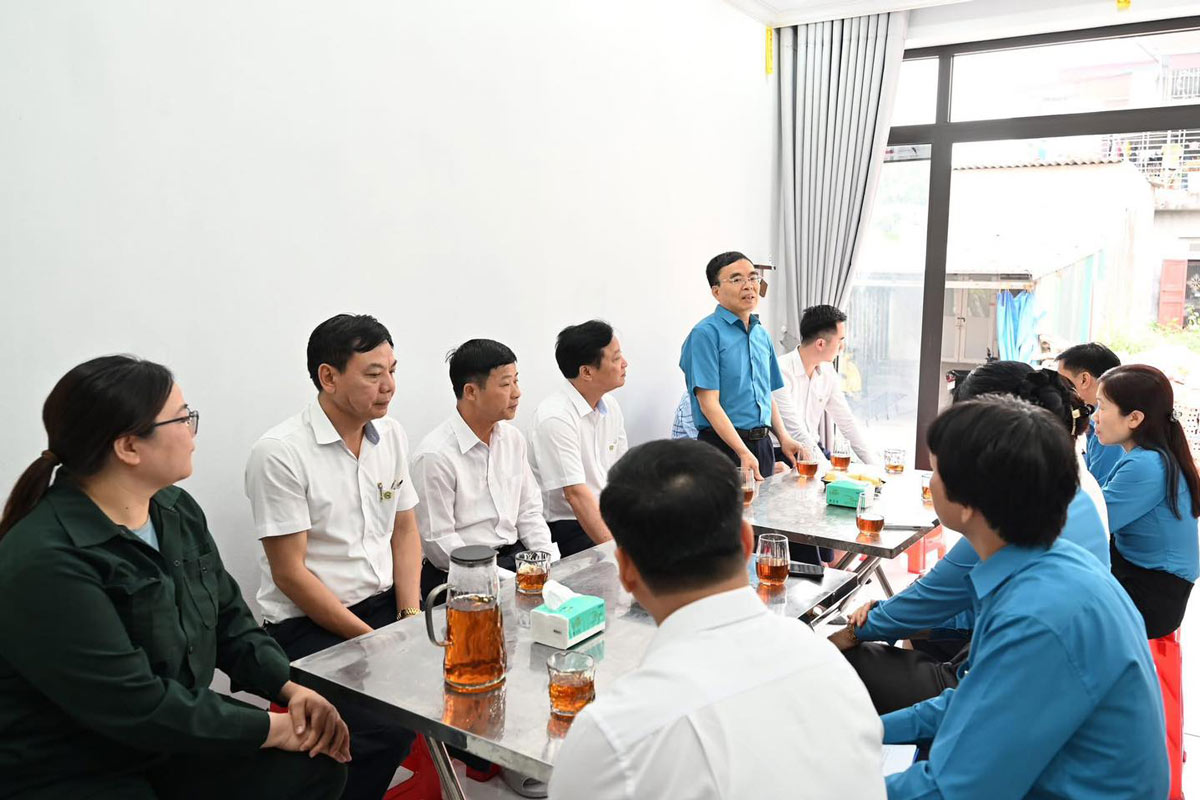 Quang cảnh chương trình trao hỗ trợ kinh phí xây nhà “Mái ấm công đoàn“. Ảnh: Công ty Tuyển Than Cửa Ông