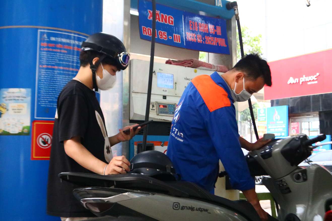 In the next operating session, gasoline and oil prices may decrease. Photo: Tuyet Lan